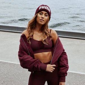 Vinröd sport-bh Kenza Puma - Vinröd sport-bh från Kenzas kollektion med Puma. Superfint skick och har sammetsdetaljer. Egna bilder kan tas vid intresse! Storlek S. 100kr eller bud!