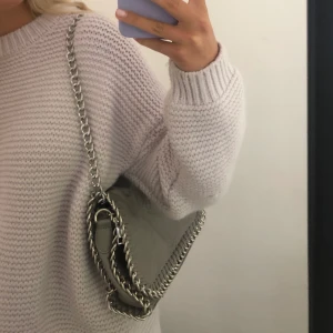 Tiamo väska  - Grå väska i vädligt bra skick! Kan fraktas men köparen står för fraktkostnaden💕💕