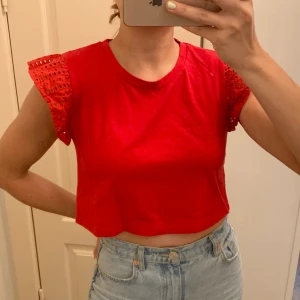 Topp & other stories - Söt kort topp från & other stories. Aldrig använd. Ganska liten i storleken.