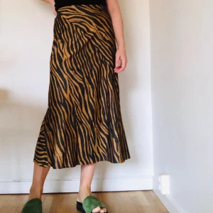 Zebra kjol  - Maxi skirt i guld/svart zebra mönster. Storlek 38. Stockholm Atelier & Other Stories.