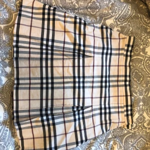 Äkta burberry kjol - Säljer min äkta burberry kjol då den inte kommer till användning. Jätte fint skick. Storlek 34/xs. 