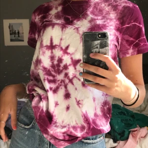 Tiediy T-shirt  - Supersnygg batik tröja köpt för nåt år sen på lager 157, finns inte kvar i butik! Nypris 179kr🥰 köparen står för frakt