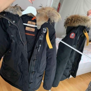 Parajumper Doris jacka - Säljer min parajumper Doris. Använd endast 1 vinter,  köptes från Johnells för 9300kr, kvitto finns. Det är den senaste modellen med den röda taggen, svarta medföljer. säljer för ett rimligt pris med tanke på att den köptes dyrt och är i mycket bra skick!