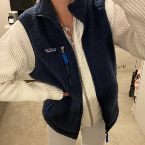 Patagonia retro väst - Marinblå teddyväst från patagonia, kostade 1200 ny!!