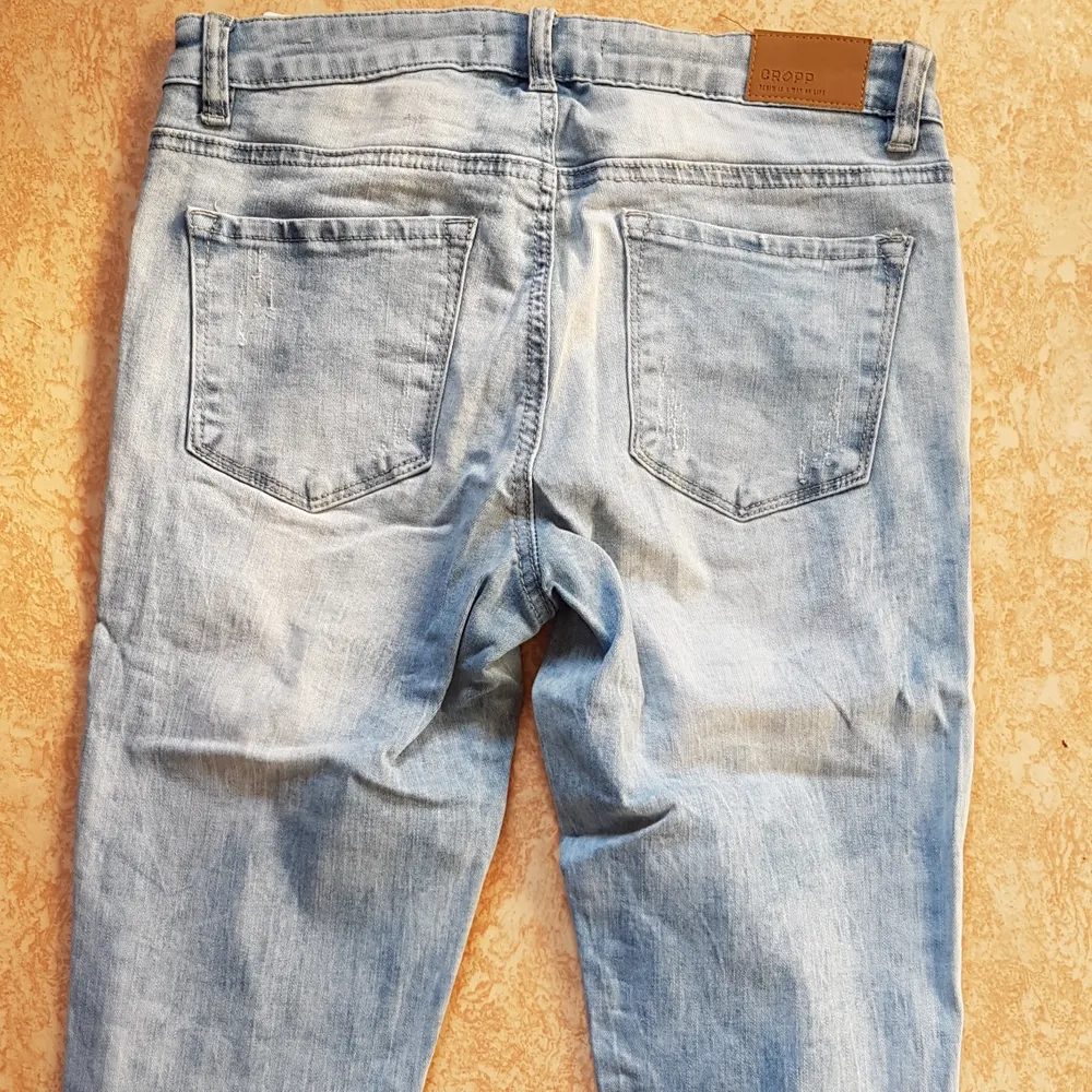 Ljusa stentvättade jeans med slitningar i storlek 38. Endast testade men storleken passade inte mig. 150 kr 🌸. Jeans & Byxor.