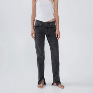 Zara jeans med slit  - Slutsålda grå zara jeans med slit, fint skick. Hål klippta vid knäna. Säljer pga för korta för mig som är 175. Budgivning till söndag 22:00 högsta bud just nu: 290