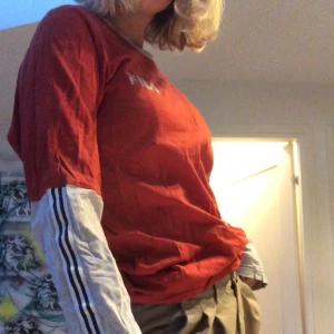 Fila tröja!  - En väldigt snygg, oversized fila tröja! Är superskön och kan användas till mkt! Frakt tillkommer!💗💗