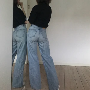 Jeans - Blåa vida Jeans från Monki i bra skick. Frakt +60✨