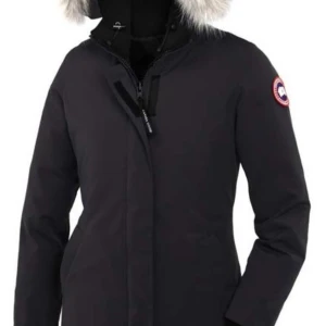 Canada goose jacka victoria parka - Jackan är köpt förr förra vintern men bara använd 1 vinter den har inga fel bara lite smutsig som går bort i kemtvätt äkta med kvitto nypris 10 190kr säljs för 6500kr 6000 vid snabb affär kan mötas upp i Stockholm eller fraktas 