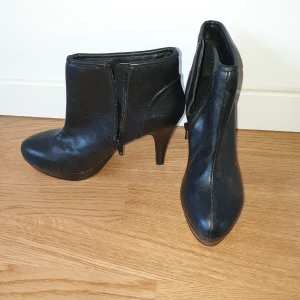 Stövlett - Svart stövlett hög klack 