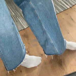 Jeans straight - (Ursäkta de dåliga bilderna) snygga raka/vida jeans från NA-KD. Skönt material och i bra skick. Pris + 105kr frakt (hög frakt pga jeans stat stor plats) storlek 38 men passar 36