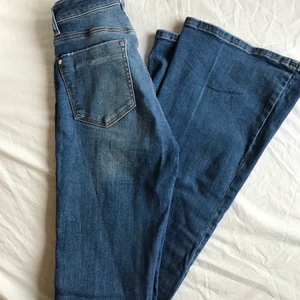 Bootcut jeans - Såååå himla fina bootcut jeans från zara. Är verkligen långa i benen och har en liten annorlunda knapp. Sparsamt använda, så i bra skick. 200 kr + frakt💗