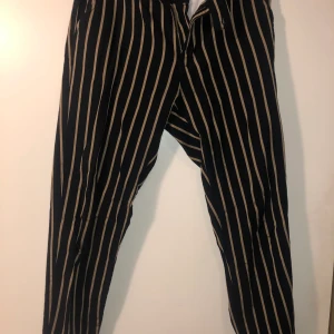 Nerve kostymbyxor - Aldrig använda kostymbyxor som var för små för min storlek, skick 10/10 storlek M men rekommenderar om du är en storlek S Köparen tar hand om fraktavgifter