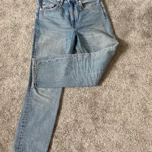 Ankellånga jeans från arket i storlek W25. Säljer pga för små men är i mycket bra skick. Passar mig på längden som är 165. Köparen står för frakten :) Köpta för 690