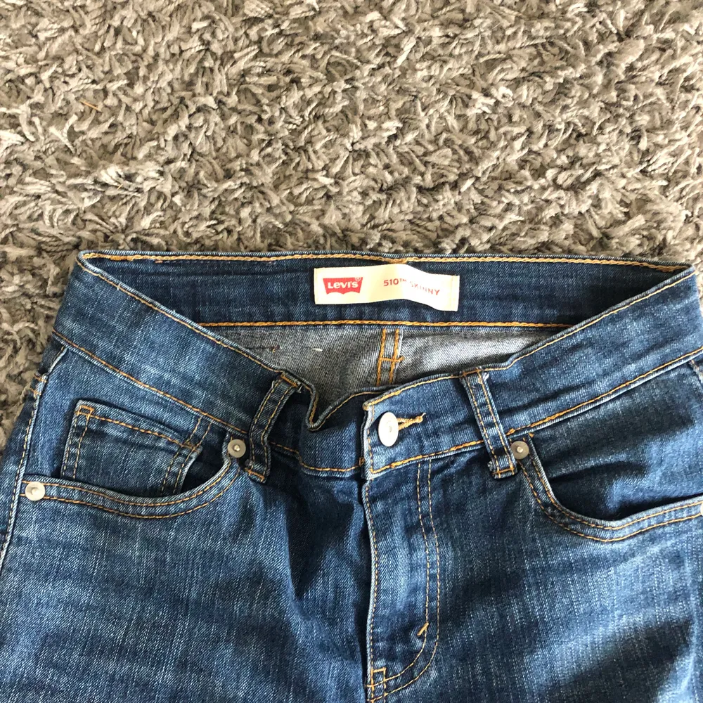 Ett par nästan helt oanvända Levis jeans i storlek 14A. I väldigt bra skick. Köpta för 500kr säljer därför dessa för 300kr + frakt . Jeans & Byxor.