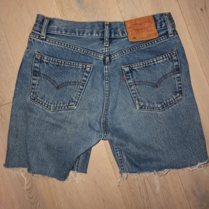 Levi’s shorts - Ett par Levi’s 501 avklippta till shorts med waist 28. Saknar en av knapparna vid gylfen men det märks knappt eftersom det är flera knappar på rad. Frakt tillkommer, kan även mötas upp i Stockholm!💖
