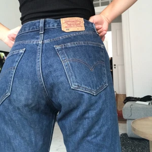 Levis jeans !!! - Jeans från Levis i storlek W31 L30. Raka ben o mellanblå tvätt. Säljer då dom är lite stora för mig som normalt har S/36 i brallor. Köpta på second hand men i fint skick!
