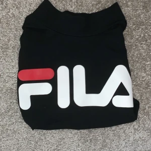 Fila tröja - En fin fila tröja (äkta) med krage💕 I nyskick och ganska ny❤️ Storlek: S✨