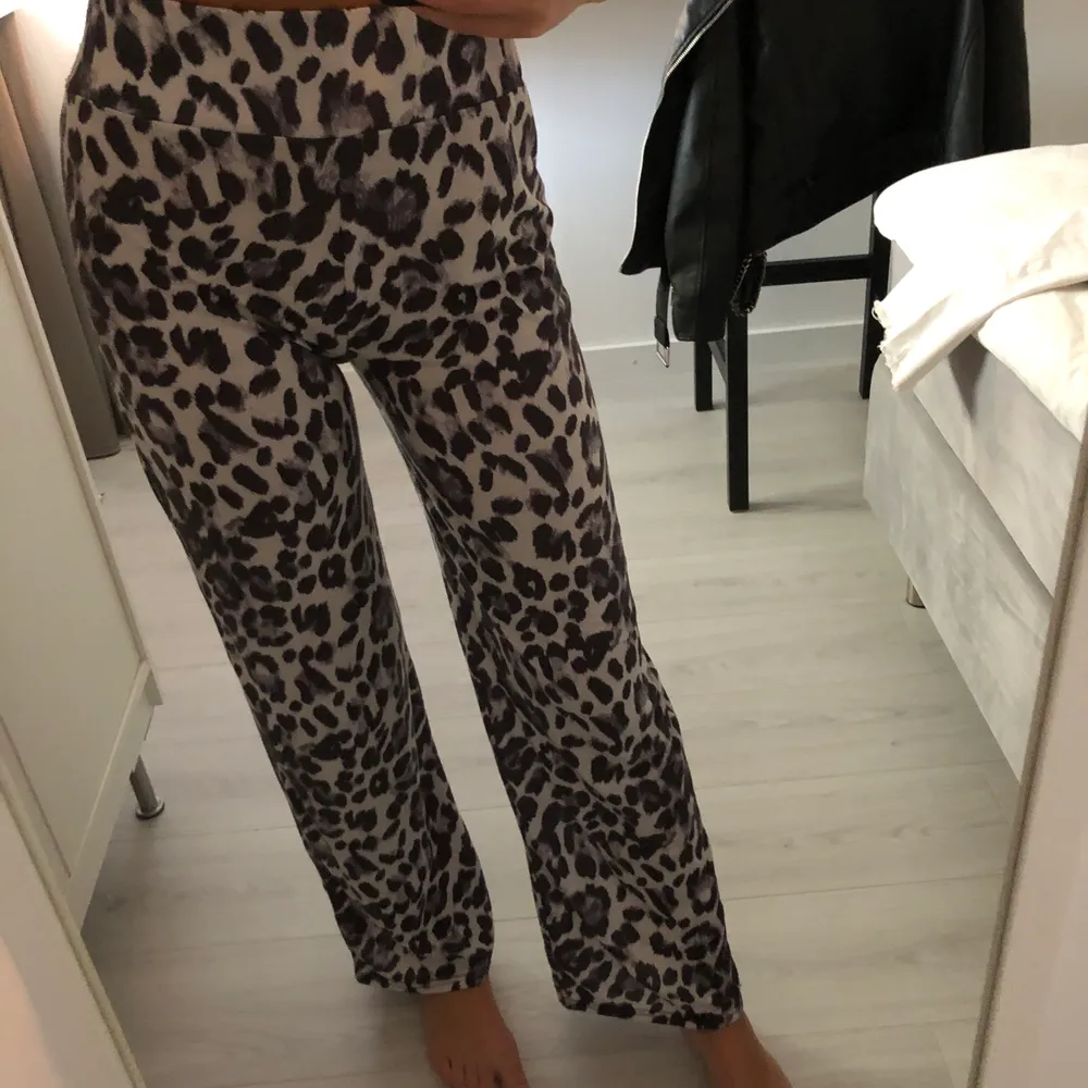 Sköna leopard byxor från Nelly,strl M jag är 175 cm. Jeans & Byxor.
