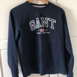 Marinblå GANT tröja (170cm) - Marinblå GANT tröja. 
