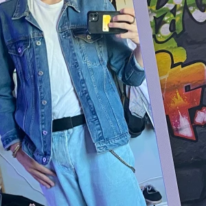 Jacka  - Snygg jeansjacka. Säljer pga använder inte. Använt ca 3 gånger. 10/10 i skick. Köpt för 300 säljer för 150. Kom med bud. Köper står för frakt 