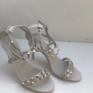 Nelly klackar med nitar - Aldrig använda! Klacken är 10 cm hög. Frakt tillkommer. Skriv i privata meddelande vid intresse.