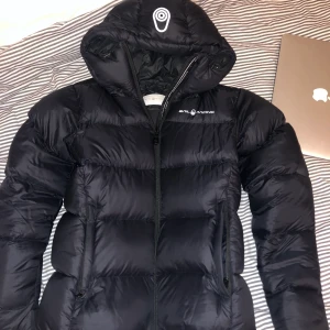 Sail racing dunjacka Dam! - Säljer min svarta sail racing jacka i storlek s. Jackan är väldigt sparsamt använd och där med ett bra skick. Finns inga skador på den. Köparen står för frakten och hör av er om det är något ni undrar. Billigare vid snabb affär 💕