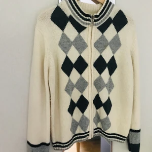Rutig kofta i ull  - Sååå fin rutig kofta i ullblandning! Köpt second hand men har tyvärr inte kommit till användning :( har en liten fläck (bild 3) men den kan nog gå bort i tvätten! Den är lite nopprig men det är absolut inget som stör! Om flera är intresserade så blir det budgivning💕💕  (står XL men passar XS - M bäst)