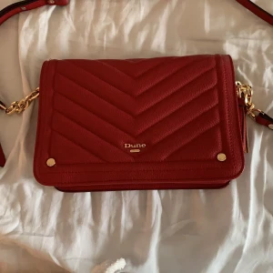 Väska från Dune - Helt oanvänd väska, som är rymlig och bra!