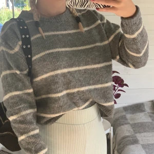 Stickad tröja i storlek XS - Bra skick, skönt material & bra passform❣️