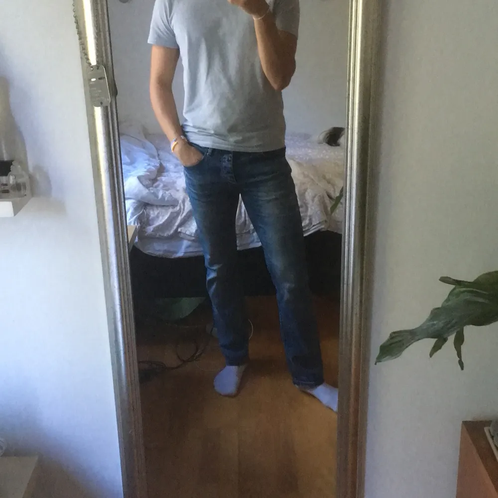 Mörkblå jeans som är sköna o stretchiga i materialet! Dem är slim fit i modellen osch storlek är 31/32. Jeans & Byxor.