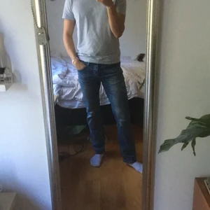 Stretchiga jeans - Mörkblå jeans som är sköna o stretchiga i materialet! Dem är slim fit i modellen osch storlek är 31/32