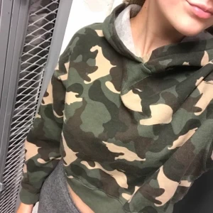 Camo hoodie - Jätte nice lite croppad hoodie och är i bra skick. Säljer eftersom använder den inte längre! Frakt ingår i priset😋
