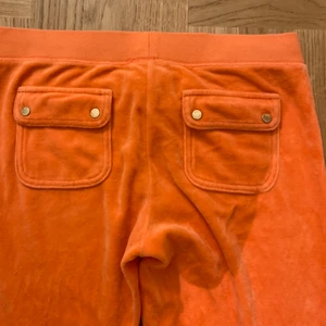 Juicy couture  - Äkta. Köpte för längesen för 1000kr men har ingen användning av dom längre.