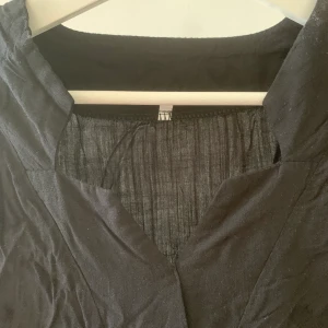 Söt topp - Svart topp med annorlunda ringning. Jättesöt, oanvänd 