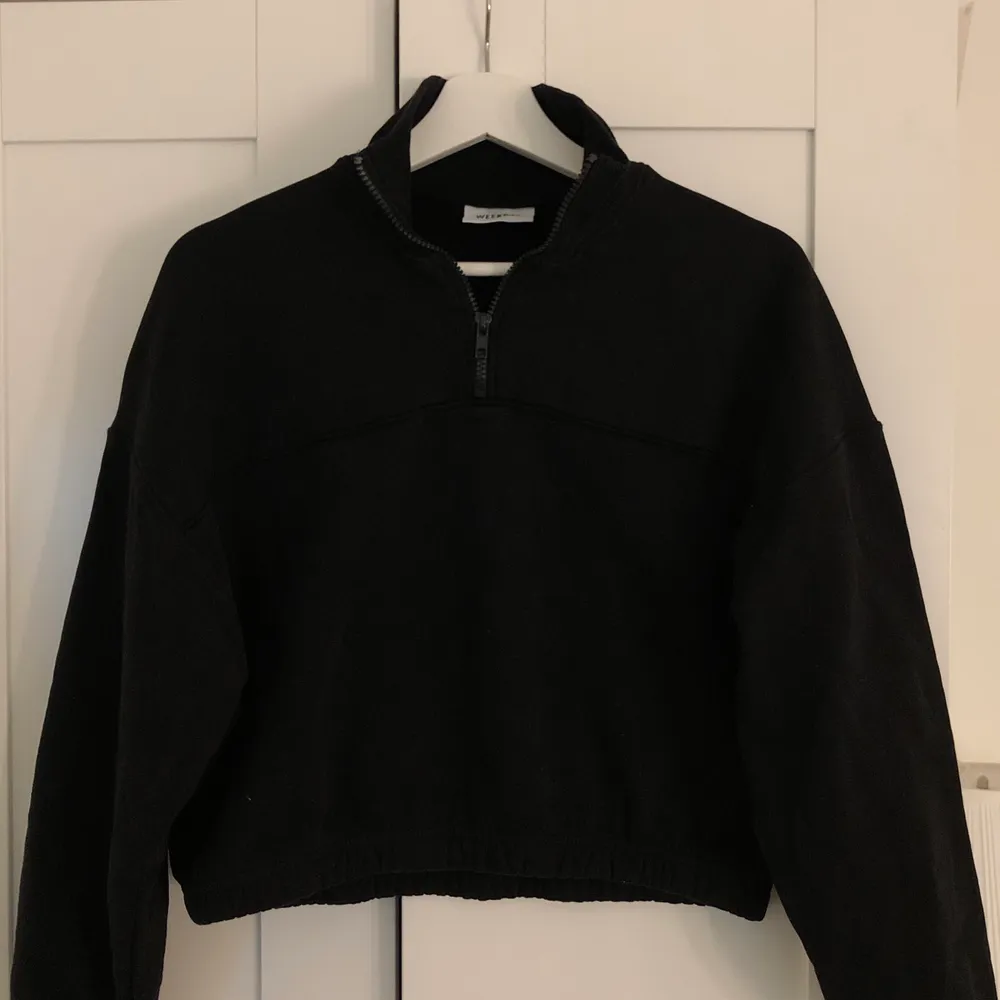 Svart zip up tröja i fleece material från Weekday, säljer pga att den har blivit för liten för mig. Frakt tillkommer 🦋. Tröjor & Koftor.