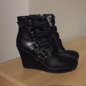  - Bekväma och lätt fodrade klackskor i storlek 37. Mycket lite använda. Dekorerade med spännen och dragkedja fram. Finns att hämta i Tullinge/Stockholm