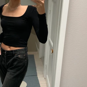 Svart Gina top - Säljer denna snygga topp från Gina med väldigt cool urringning, då den är lite tight på mig:)