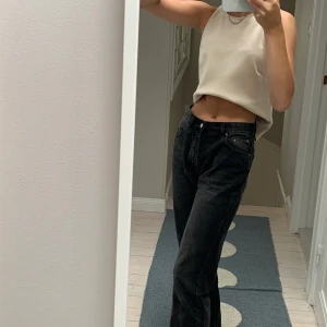 Zara linne i mockaimitation - Säljer detta stilrena Zaralinne i mocka imitation (har den lite uppvikt på först bilden), väldigt sparsamt använd så i fint skick!