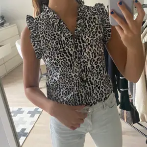 Jättefin blus i grått leopardmönster. Modellen är så fin och den har najs material💘säljs pga använder inte, den är i nyskick. Passar även väldigt bra över en skjorta⭐️ säljs för 150+frakt