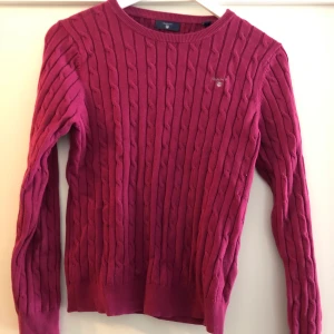Vinröd gant kabelstickad - En superfin knappt använd vinröd kabelstickad gant-tröja. Storlek 170 (XS). Bra pris vid snabb affär! 