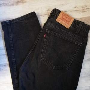 Genuina svarta Levi's jeans från 90-talet. Har den perfekta urtvättade lite slitna stilen som man bara får av riktiga vintage jeans. Bra skick för sin ålder. I storlek W38 L32 och modellen 505 med raka ben. Jag kan mäta exakta mått om så önskas. Frakt tillkommer. 