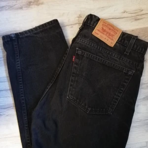 Levi's jeans w38 - Genuina svarta Levi's jeans från 90-talet. Har den perfekta urtvättade lite slitna stilen som man bara får av riktiga vintage jeans. Bra skick för sin ålder. I storlek W38 L32 och modellen 505 med raka ben. Jag kan mäta exakta mått om så önskas. Frakt tillkommer. 