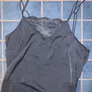 ”Sammets” linne - Fint sammetsliknande linne från H&M, aldrig använt. Säljes på grund av att den är för liten. Passar en person med mindre byst.