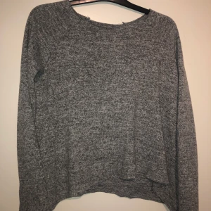Grå stickad tröja - Stickad tröja med lite tunnare material men den är väldigt varm ändå😅 Stl XS men passar S/mindre M beroende på hur man vill att den ska sitta. 