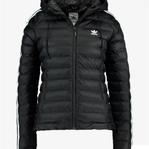 Adidas slim jacket  - Säljer nu min adidas jacka som jag ej kan ha längre eller har användning för! Den är i storlek 40 men väldigt liten i storlek så skulle nog säga mer som en 38. Köpt på Zalando för 800kr så säljer den för 400kr. Den är använd i bra skick och är använd en vinter. Kan skickas eller mötas upp. Tar emot swish helst. Kan gå ner i pris om det skulle vara så via snabbaffär.