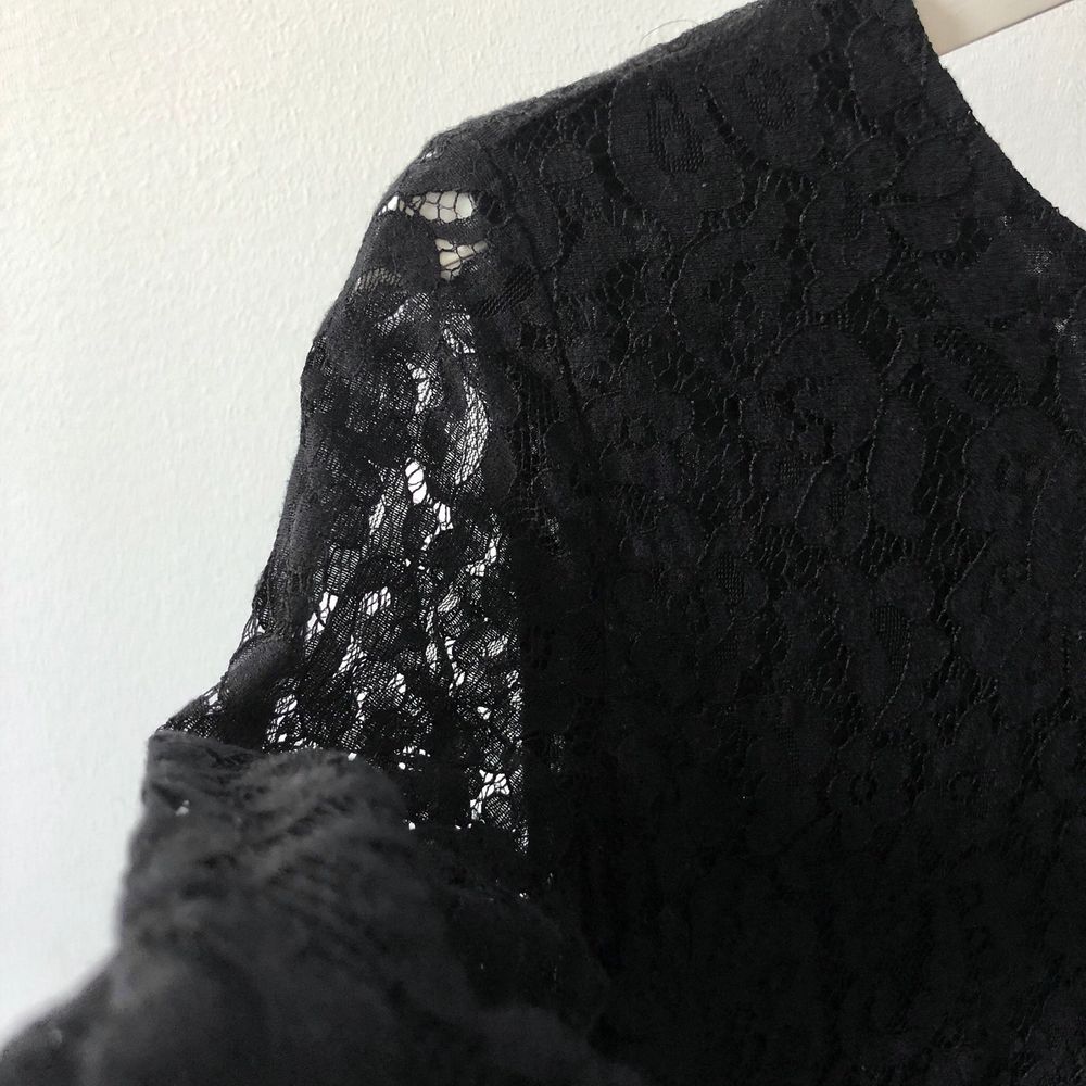 En supersnygg svart spetsklänning från Indiska. Storlek XS! Frakt på 44kr tillkommer om den ska skickas.. Klänningar.