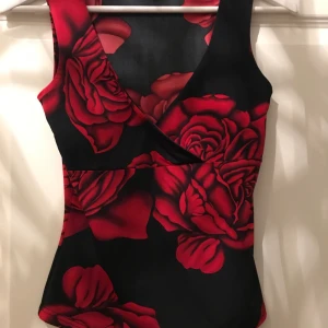 Omlott as coolt linne - Köpt på humana,för ett tag sen,det står igen storlek men skulle säga att de passar dem som brukar ha s-m,är dock för litet för mig i bysten som har D så den är lite begränsad,den är dock väldigt stretchig💕kom privat för mer frågor o bilder