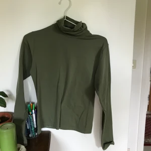 Ljusgrön polotröja  - Superfint skick! Köpt på humana. Typ olivgrön i färgen. Rätt liten i storleken! 
