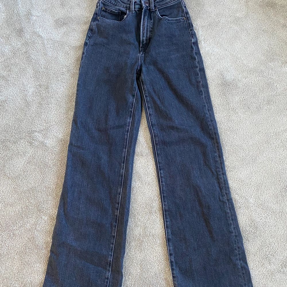 Superfina och sköna wide jeans. Färgen är svart/grå och strl XS. Superbra skick och verkligen trendiga jeans. (priset är diskutebart). Jeans & Byxor.